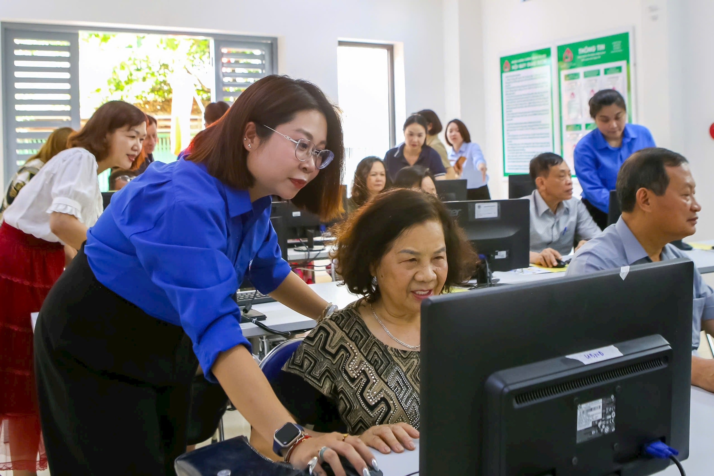 Lực lượng Đoàn Thanh niên phường Ngọc Hà trực tiếp hướng dẫn cán bộ cơ sở thao tác trên máy tính.