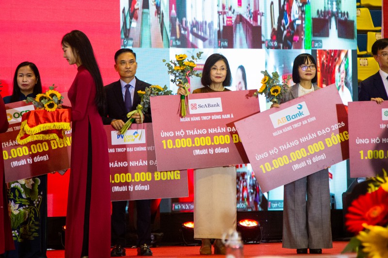 SeABank ủng hộ 10 tỷ đồng hưởng ứng Tháng Nhân đạo năm 2026