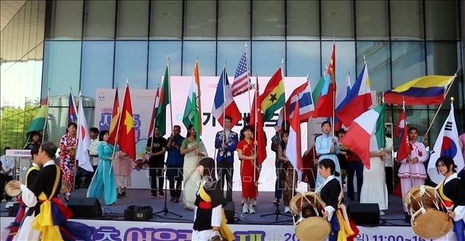 A parade of flags from 28 countries, including Vietnam, at the 15th Global Cultural Festival (Photo: Truong Giang/VNA) A parade of flags from 28 countries, including Vietnam, at the 15th Global Cultural Festival (Photo: Truong Giang/VNA)
