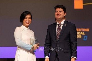 Vietnamese-Origin Professor’s Research Featured at Prestigious Scientific Exhibition in the UK
