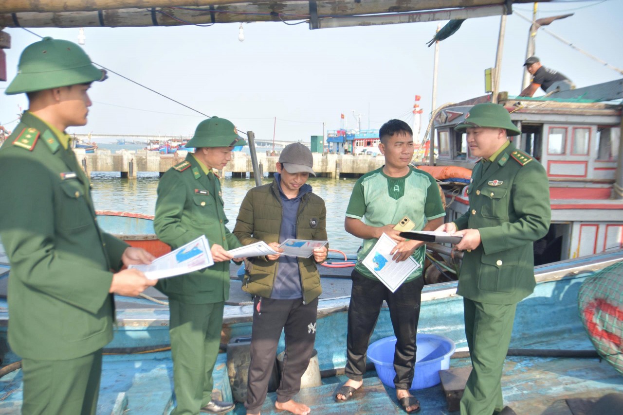 Many anti-IUU messages are being communicated to fishermen by Border Guard forces (Photo: danang.gov.vn)