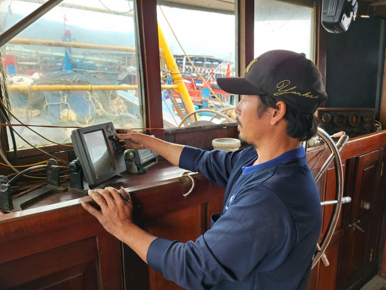 Modern equipment on fishing vessels helps fishermen quickly update and report data while at sea (Photo: danang.gov.vn)