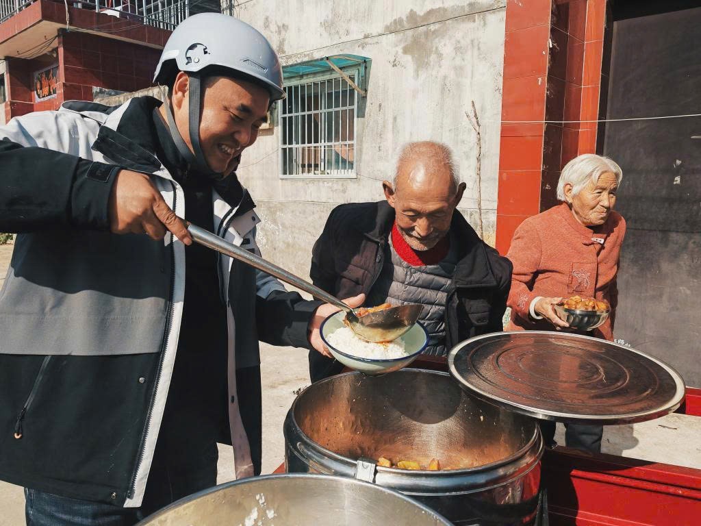 “Bí thư thôn giao cơm 2 tệ” trong vùng núi Thiểm Tây “Bí thư thôn giao cơm 2 tệ” trong vùng núi Thiểm Tây