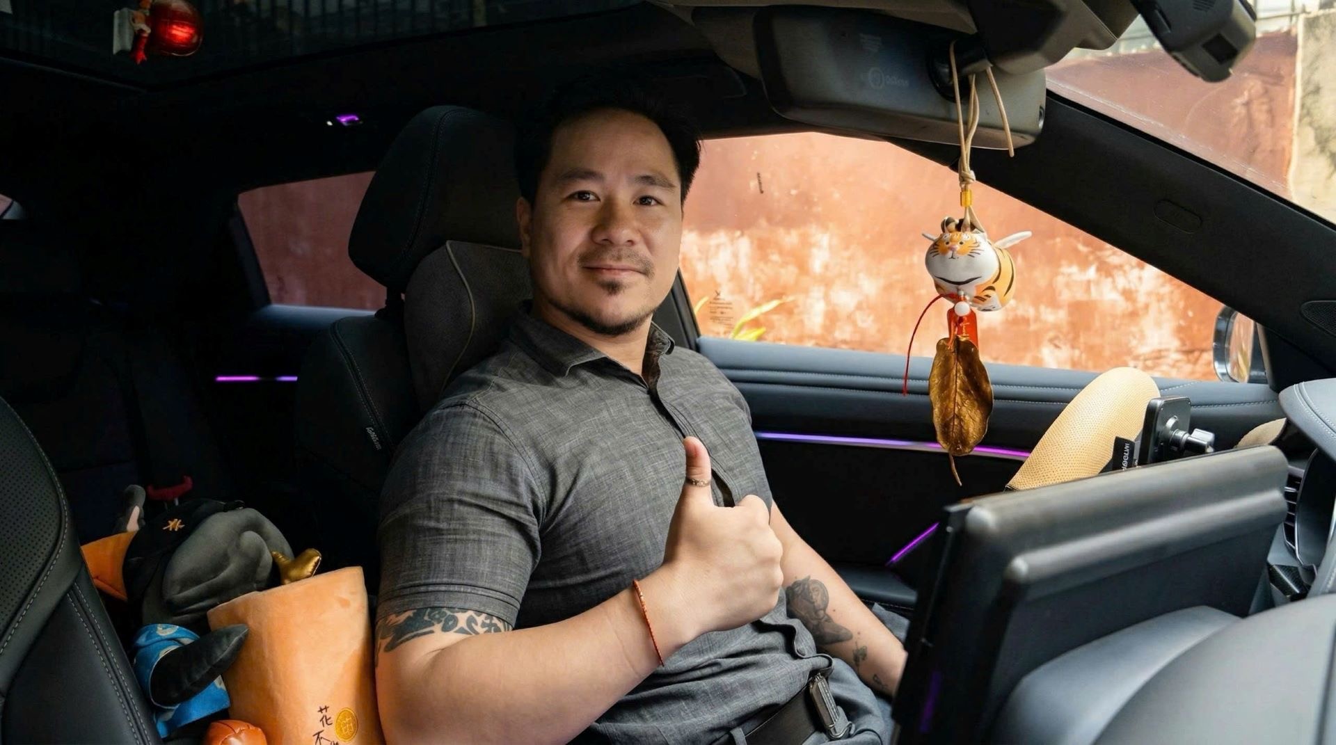 Anh Trần Anh Tuấn, một cán bộ ngân hàng tại Hà Nội, đã chia tay chiếc xe xăng để sở hữu VinFast VF 7. Anh Trần Anh Tuấn, một cán bộ ngân hàng tại Hà Nội, đã chia tay chiếc xe xăng để sở hữu VinFast VF 7.