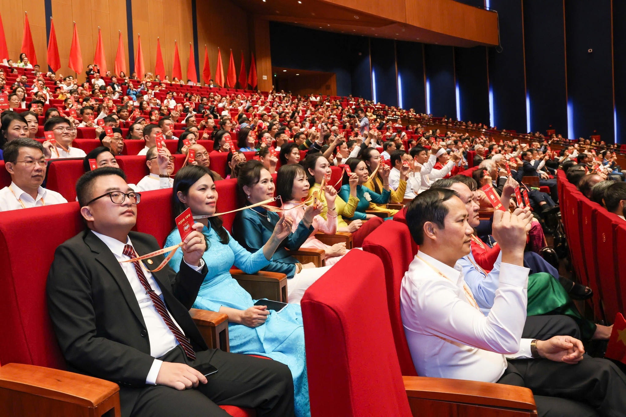 Đại biểu tiến hành biểu quyết tại Đại hội. (Ảnh: MTTQ Việt Nam) Đại biểu tiến hành biểu quyết tại Đại hội. (Ảnh: MTTQ Việt Nam)