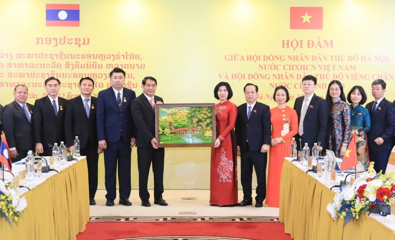 Đồng chí Atsaphangthong Siphandone, Ủy viên Trung ương Đảng, Bí thư Thành ủy, Chủ tịch HĐND Thủ đô Viêng Chăn (Lào) phát biểu tại hội đàm. (Ảnh: T.L)