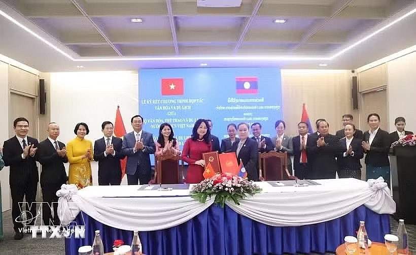 Vietnamese Minister of Culture, Sports and Tourism Lam Thi Phuong Thanh and Lao Minister of Culture and Tourism Suonsavan Vignaket exchange the signed culture and tourism cooperation scheme for 2026–2030. (Photo: VNA)