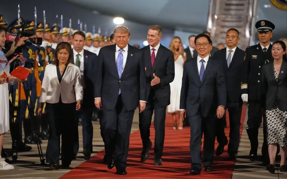 Lễ đón Tổng thống Mỹ Donald Trump tại sân bay quốc tế thủ đô Bắc Kinh, Trung Quốc ngày 13.5 ẢNH: REUTERS Lễ đón Tổng thống Mỹ Donald Trump tại sân bay quốc tế thủ đô Bắc Kinh, Trung Quốc ngày 13.5 ẢNH: REUTERS