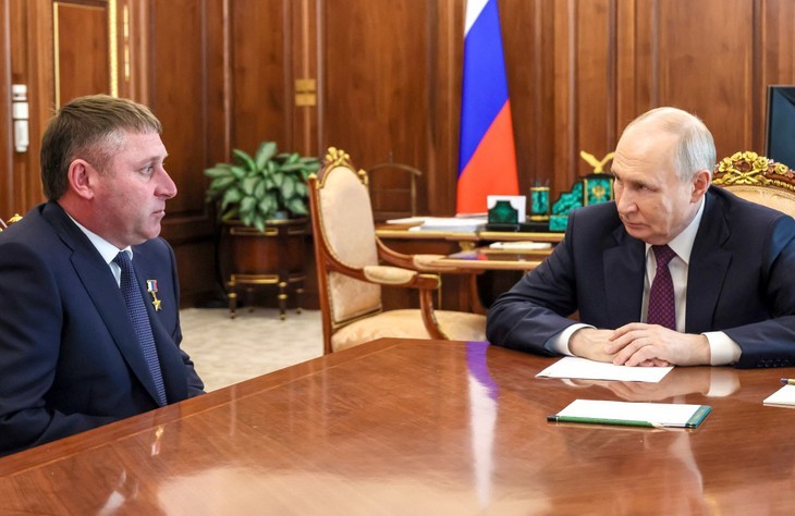 Tổng thống Nga Vladimir Putin (phải) gặp ông Alexander Shuvayev, quyền thống đốc của vùng Belgorod, tại Matxcơva vào ngày 13-5 - Ảnh: SPUTNIK Tổng thống Nga Vladimir Putin (phải) gặp ông Alexander Shuvayev, quyền thống đốc của vùng Belgorod, tại Matxcơva vào ngày 13-5 - Ảnh: SPUTNIK