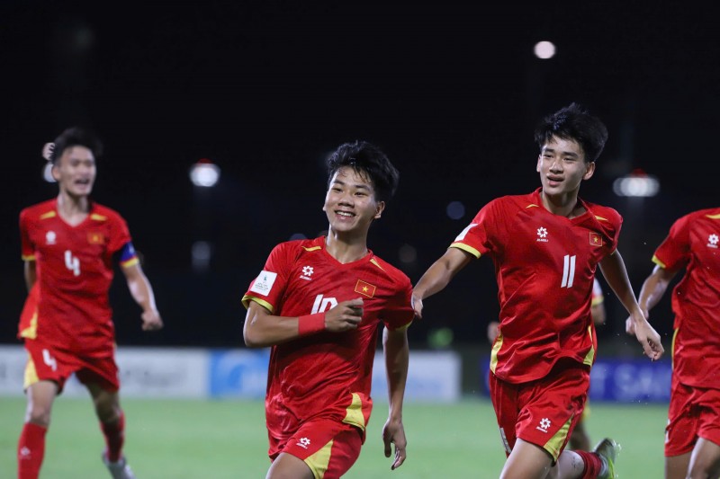 Ảnh 1: Chu Ngọc Nguyễn Lực, sản phẩm của lò đào tạo trẻ Hả Nội FC ghi bàn gỡ hòa 1-1, mở ra chiến thắng ngược của U17 Việt Nam trước U17 UAE.