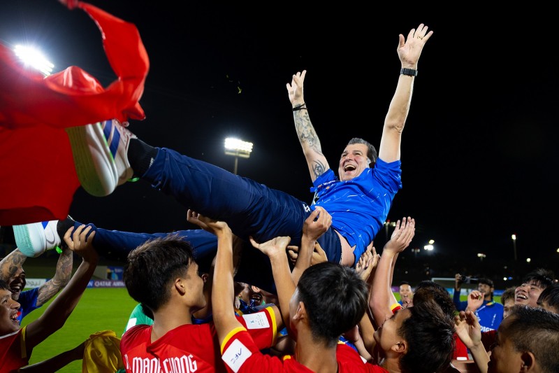 Ảnh 2: HLV Cristiano Roland hiện cũng đang làm công tác đào tạo trẻ tại Hà Nội FC.