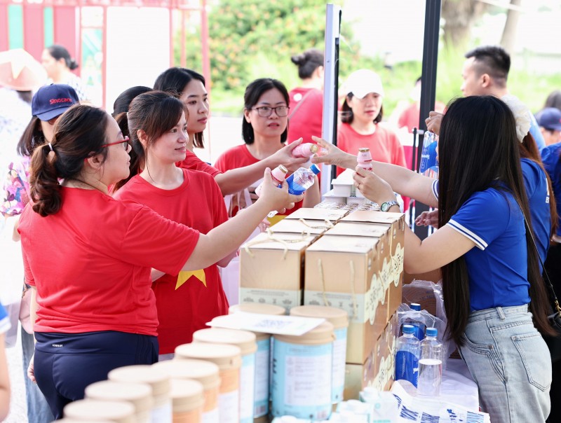 Ảnh 4A hoặc Ảnh 4B: Khu vực tư vấn dinh dưỡng của Vinamilk Sure thu hút đông đảo người tiêu dùng đến lắng nghe các chia sẻ về chăm sóc sức khỏe chủ động cũng như dùng thử các sản phẩm dinh dưỡng (Ảnh: VN). Ảnh 4A hoặc Ảnh 4B: Khu vực tư vấn dinh dưỡng của Vinamilk Sure thu hút đông đảo người tiêu dùng đến lắng nghe các chia sẻ về chăm sóc sức khỏe chủ động cũng như dùng thử các sản phẩm dinh dưỡng (Ảnh: VN).
