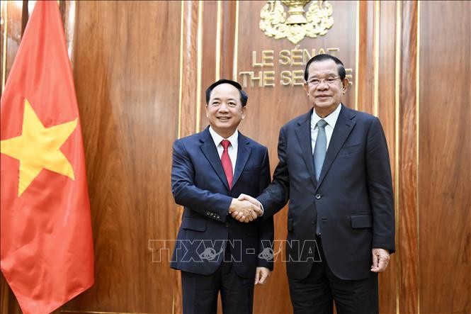 Chủ tịch CPP, Chủ tịch Thượng viện Campuchia Samdech Techo Hun Sen (phải) đón Trưởng Ban Tuyên giáo và Dân vận Trung ương Trịnh Văn Quyết tại trụ sở Thượng viện Campuchia. Ảnh: