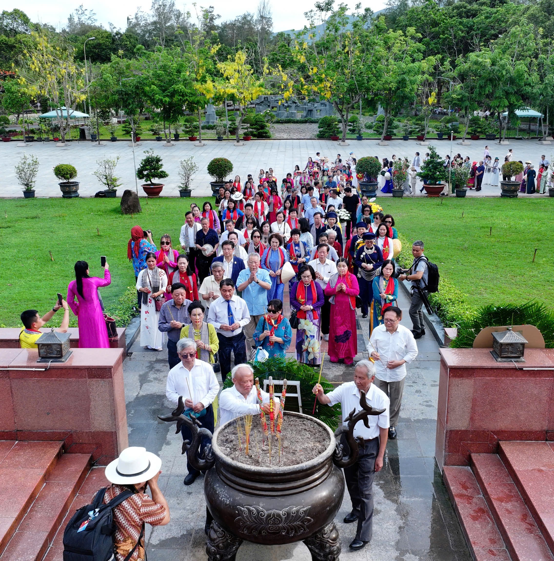 Uông Chu Lưu dẫn đầu Đoàn công tác thắp hương tại Nghĩa Trang Hàng Dương Uông Chu Lưu dẫn đầu Đoàn công tác thắp hương tại Nghĩa Trang Hàng Dương