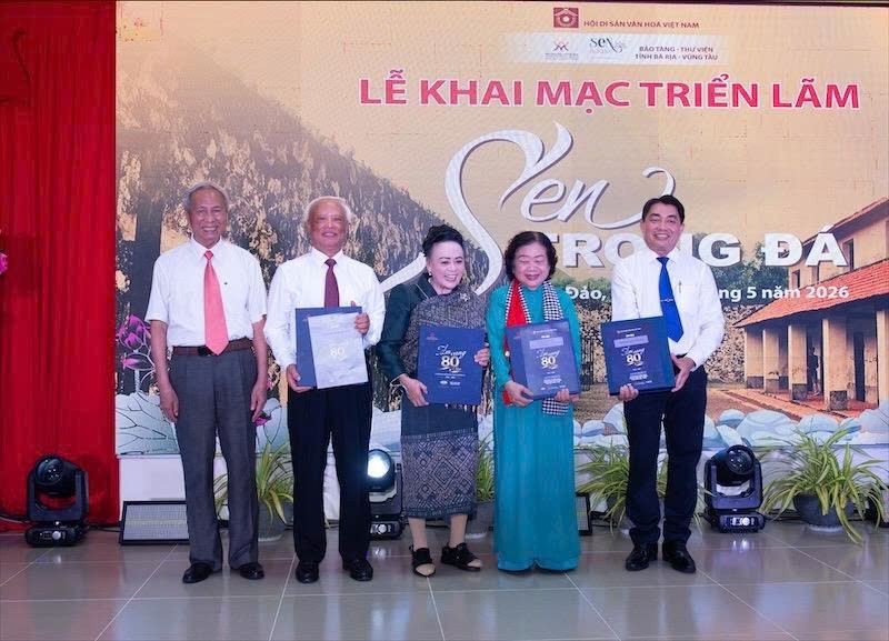 Uông Chu Lưu tham dự Lễ khai mạc Triển lãm Sen trong đá tại Bảo tàng Côn Đảo Uông Chu Lưu tham dự Lễ khai mạc Triển lãm Sen trong đá tại Bảo tàng Côn Đảo