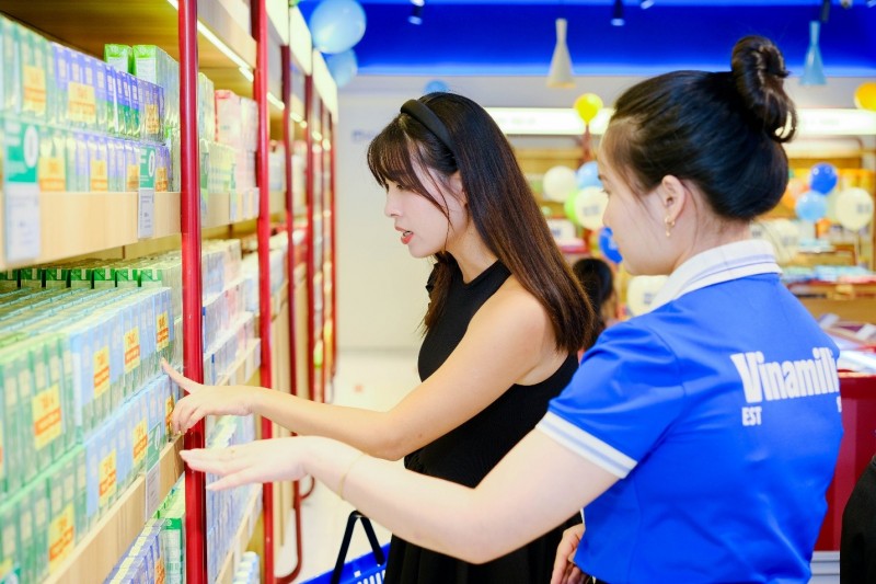 Hình 1: Người tiêu dùng cẩn thận trong việc lựa chọn sữa cho gia đình. Ảnh: Vi Nam Hình 1: Người tiêu dùng cẩn thận trong việc lựa chọn sữa cho gia đình. Ảnh: Vi Nam