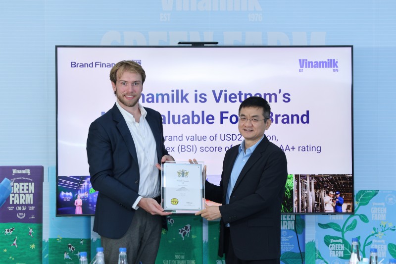 Hình 2: Ông Nguyễn Quang Trí, Giám đốc Điều hành Marketing Vinamilk, nhận chứng nhận Top 100 thương hiệu giá trị nhất Việt Nam từ đại diện Brand Finance. Ảnh: Vi Nam Hình 2: Ông Nguyễn Quang Trí, Giám đốc Điều hành Marketing Vinamilk, nhận chứng nhận Top 100 thương hiệu giá trị nhất Việt Nam từ đại diện Brand Finance. Ảnh: Vi Nam