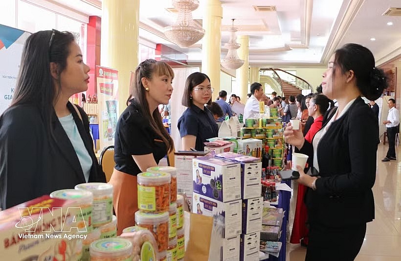 Visitors explore southern Vietnam's products (Photo: VNA) Visitors explore southern Vietnam's products (Photo: VNA)