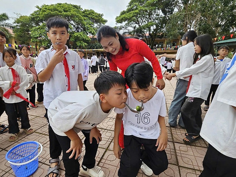 Giữ học trò vùng biên ở lại lớp bằng những ngày hội tuổi thơ Giữ học trò vùng biên ở lại lớp bằng những ngày hội tuổi thơ