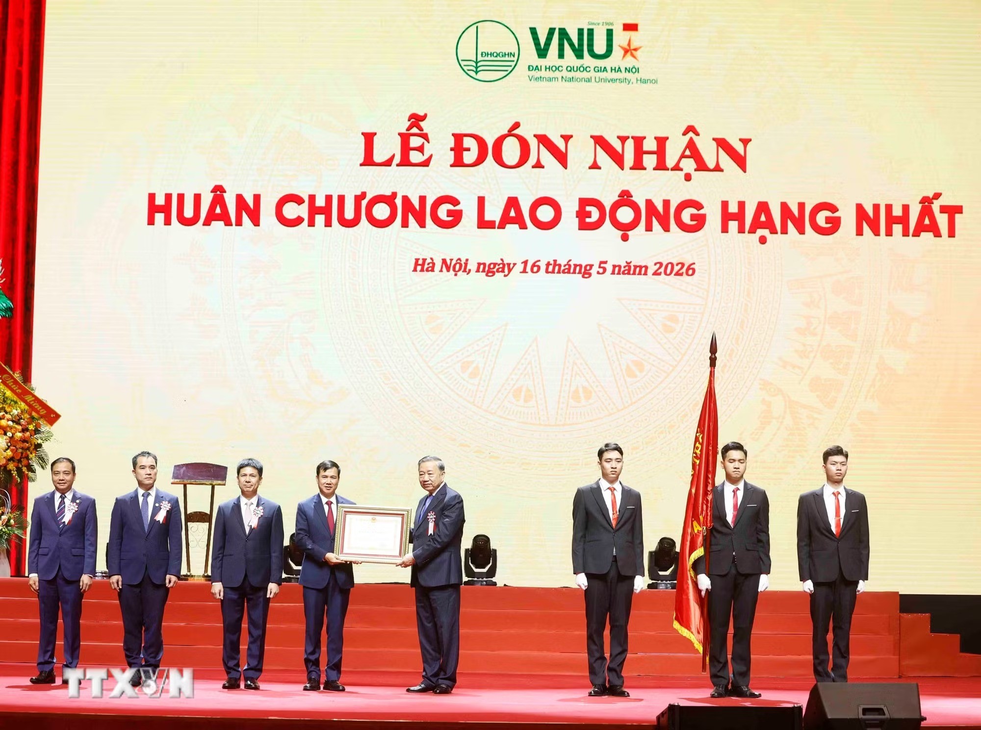 Tổng Bí thư, Chủ tịch nước Tô Lâm trao Huân chương Lao động hạng Nhất tặng Đại học Quốc gia Hà Nội. (Ảnh: Thống Nhất/TTXVN) Tổng Bí thư, Chủ tịch nước Tô Lâm trao Huân chương Lao động hạng Nhất tặng Đại học Quốc gia Hà Nội. (Ảnh: Thống Nhất/TTXVN)