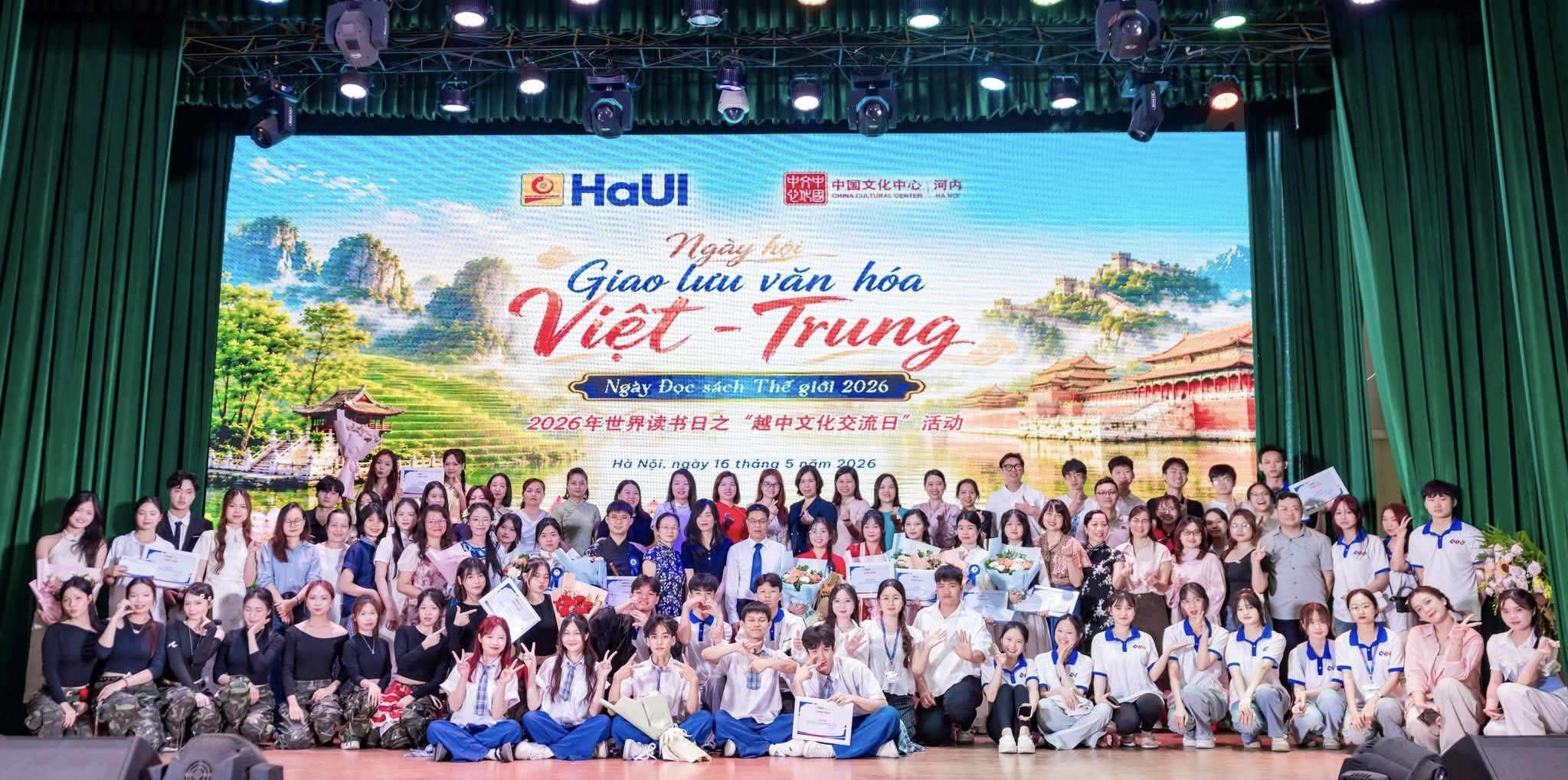 Các đại biểu và sinh viên chụp ảnh lưu niệm. (Ảnh: BTC) Các đại biểu và sinh viên chụp ảnh lưu niệm. (Ảnh: BTC)