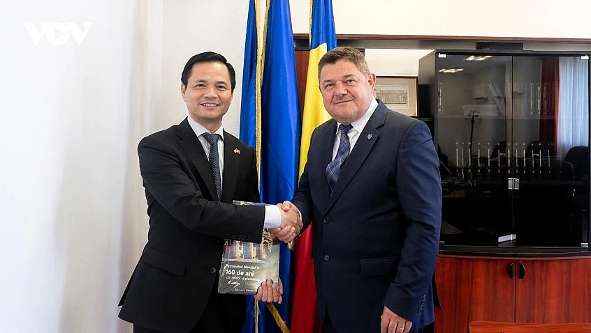 Vietnamese Ambassador to Romania Le Vinh Thang and Romanian Senatỏ Ninel Peia during a meeting Vietnamese Ambassador to Romania Le Vinh Thang and Romanian Senatỏ Ninel Peia during a meeting
