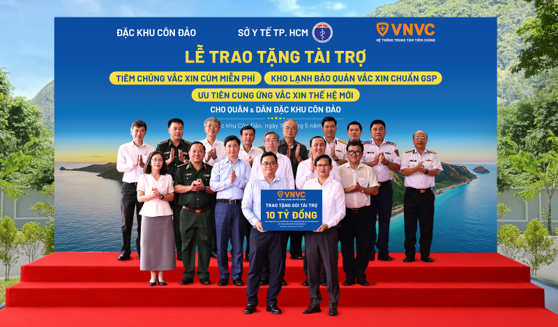 Ông Nguyễn Phước Lộc - Ủy viên Ban Chấp hành Trung ương Đảng, Phó Bí thư Thành ủy, Chủ tịch Ủy ban MTTQ Việt Nam TP.HCM; TS.BS Huỳnh Minh Chín - Phó Giám đốc Sở Y tế TP.HCM; ông Lê Hoàng Hải - Bí thư Đảng ủy Đặc khu, Chủ tịch HĐND Đặc khu Côn Đảo cùng đại diện các sở, ban, ngành, lực lượng cảnh sát biển và đông đảo nhân dân địa phương chứng kiến Lễ trao tặng Gói tài trợ của VNVC tại Đặc khu Côn Đảo. Ảnh: Minh Trung Ông Nguyễn Phước Lộc - Ủy viên Ban Chấp hành Trung ương Đảng, Phó Bí thư Thành ủy, Chủ tịch Ủy ban MTTQ Việt Nam TP.HCM; TS.BS Huỳnh Minh Chín - Phó Giám đốc Sở Y tế TP.HCM; ông Lê Hoàng Hải - Bí thư Đảng ủy Đặc khu, Chủ tịch HĐND Đặc khu Côn Đảo cùng đại diện các sở, ban, ngành, lực lượng cảnh sát biển và đông đảo nhân dân địa phương chứng kiến Lễ trao tặng Gói tài trợ của VNVC tại Đặc khu Côn Đảo. Ảnh: Minh Trung