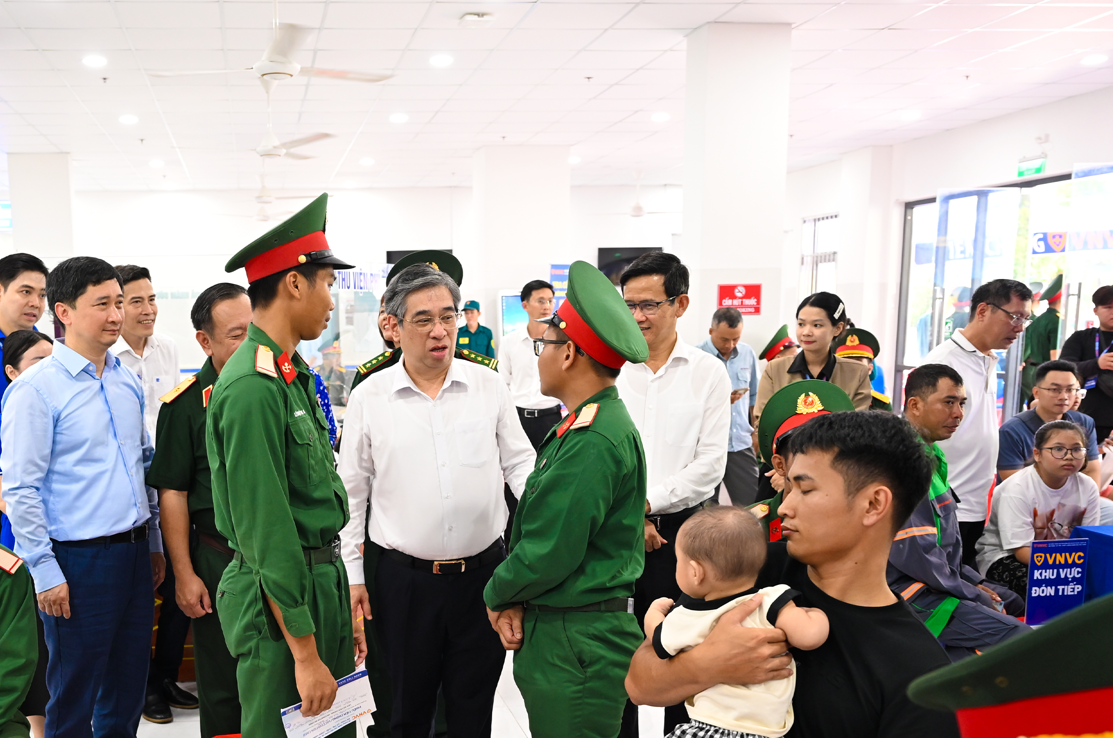 Quân, dân Côn Đảo trân trọng đón nhận Gói tài trợ ý nghĩa từ VNVC: tiêm cúm miễn phí 3 năm liền và tặng kho bảo quản vắc xin hiện đại chuẩn quốc tế