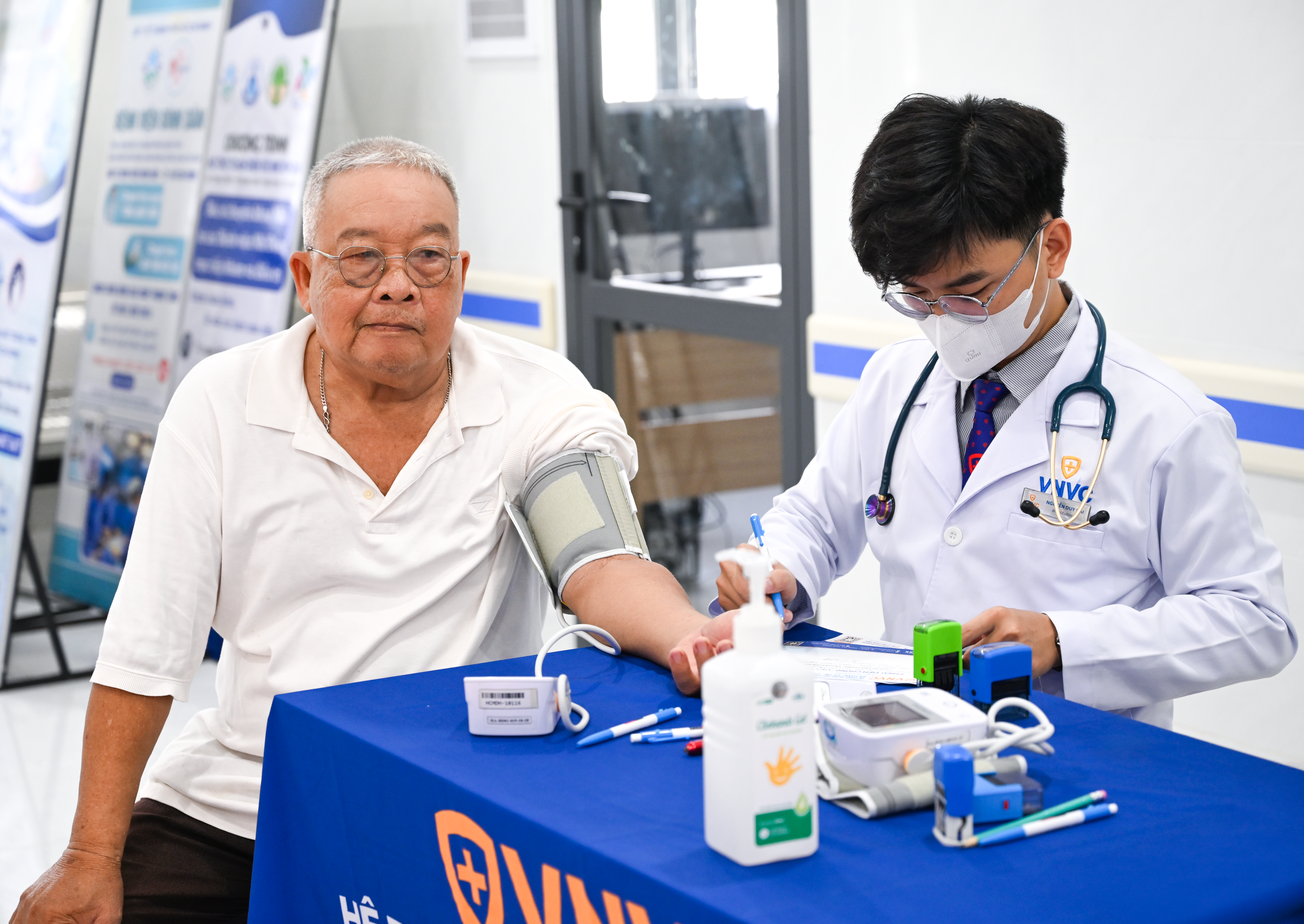 Quân, dân Côn Đảo trân trọng đón nhận Gói tài trợ ý nghĩa từ VNVC: tiêm cúm miễn phí 3 năm liền và tặng kho bảo quản vắc xin hiện đại chuẩn quốc tế