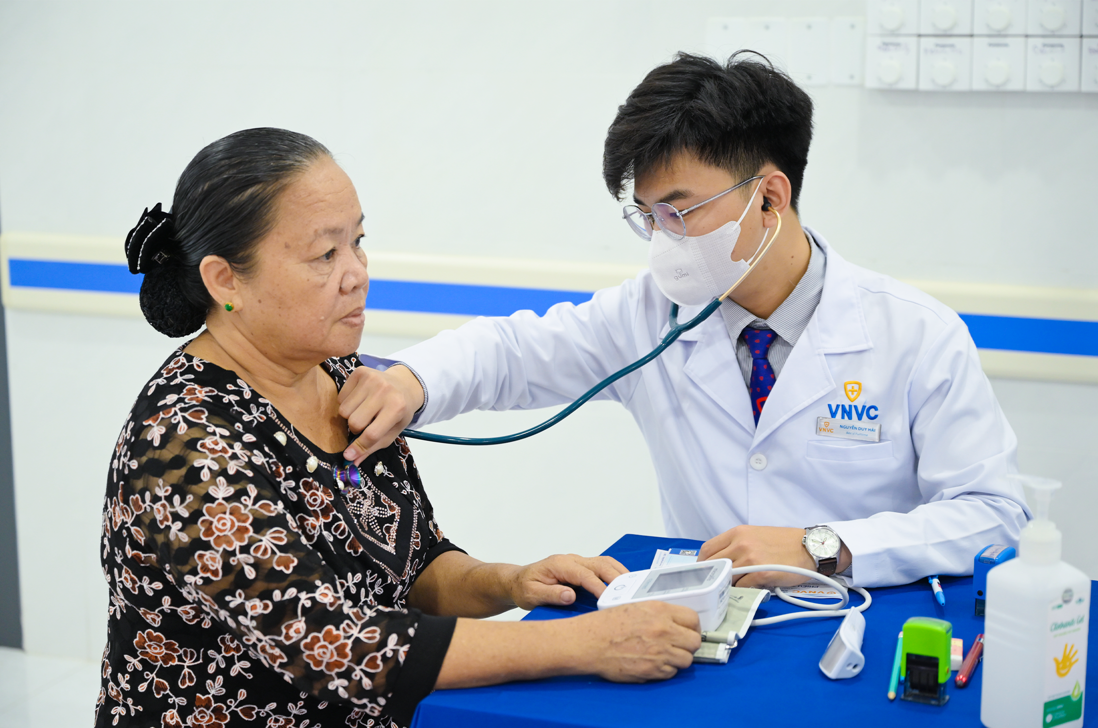 Quân, dân Côn Đảo trân trọng đón nhận Gói tài trợ ý nghĩa từ VNVC: tiêm cúm miễn phí 3 năm liền và tặng kho bảo quản vắc xin hiện đại chuẩn quốc tế