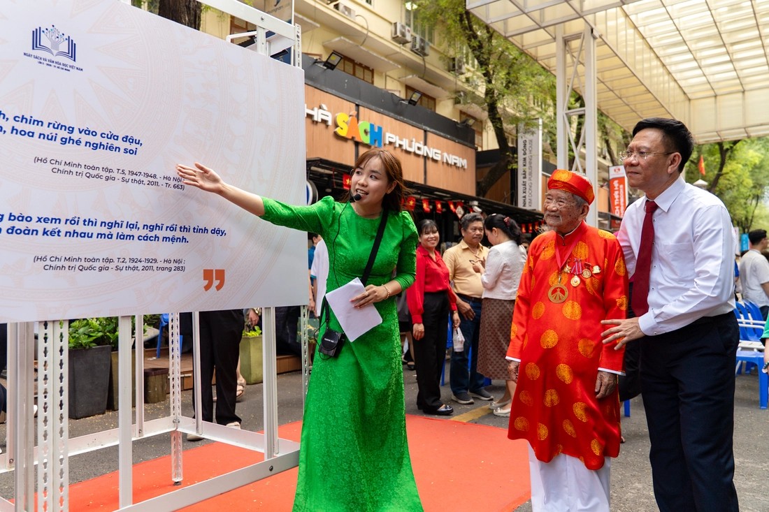 Ánh sáng Hồ Chí Minh soi đường cho chúng ta đi