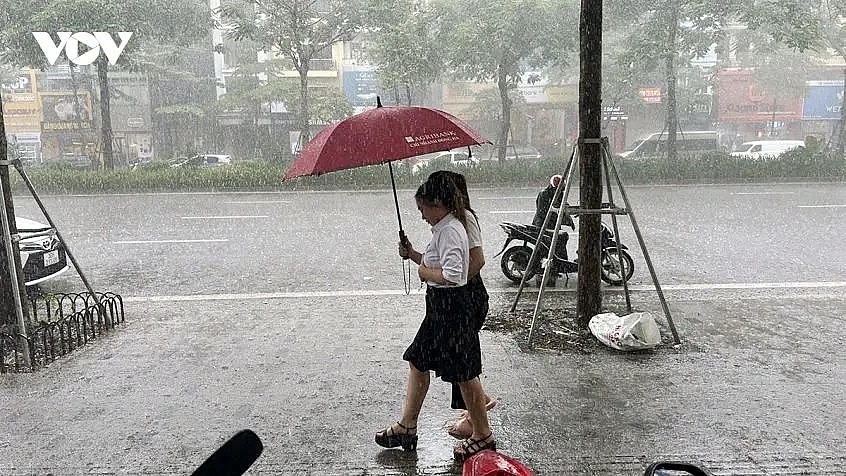 Northern Vietnam cools significantly after widespread thunderstorms caused by weak cold air and wind convergence, bringing relief from days of intense heat. Northern Vietnam cools significantly after widespread thunderstorms caused by weak cold air and wind convergence, bringing relief from days of intense heat.