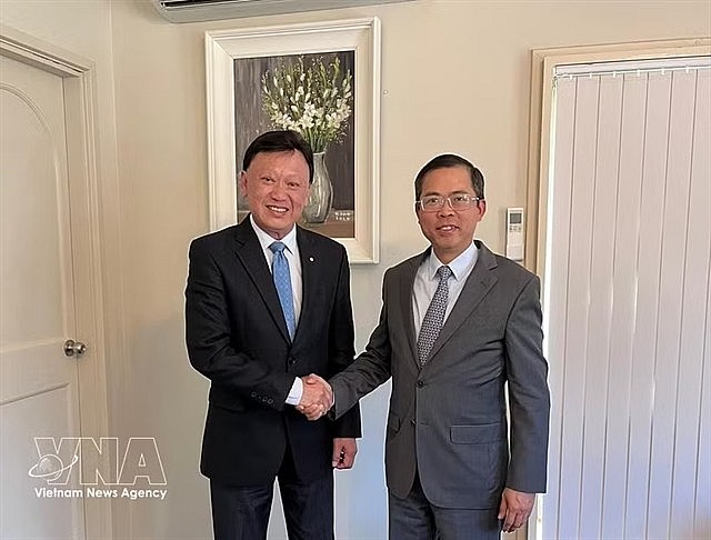 AABF Chairman Francis Wong (L) and Vietnamese Ambassador to Australia Pham Hung Tam. Photo: VNA/VNS AABF Chairman Francis Wong (L) and Vietnamese Ambassador to Australia Pham Hung Tam. Photo: VNA/VNS