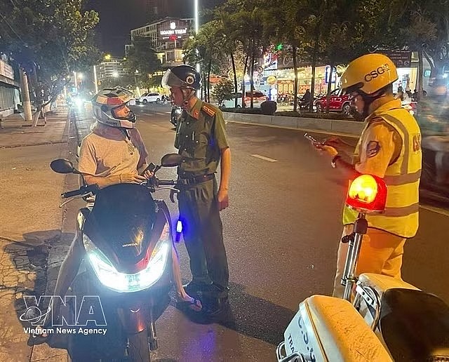 Traffic police officers in Nha Trang - a beach destination popular with foreign tourists, patrol and remind foreign visitors to comply with Vietnam's traffic laws (Photo: VNA) Traffic police officers in Nha Trang - a beach destination popular with foreign tourists, patrol and remind foreign visitors to comply with Vietnam's traffic laws (Photo: VNA)