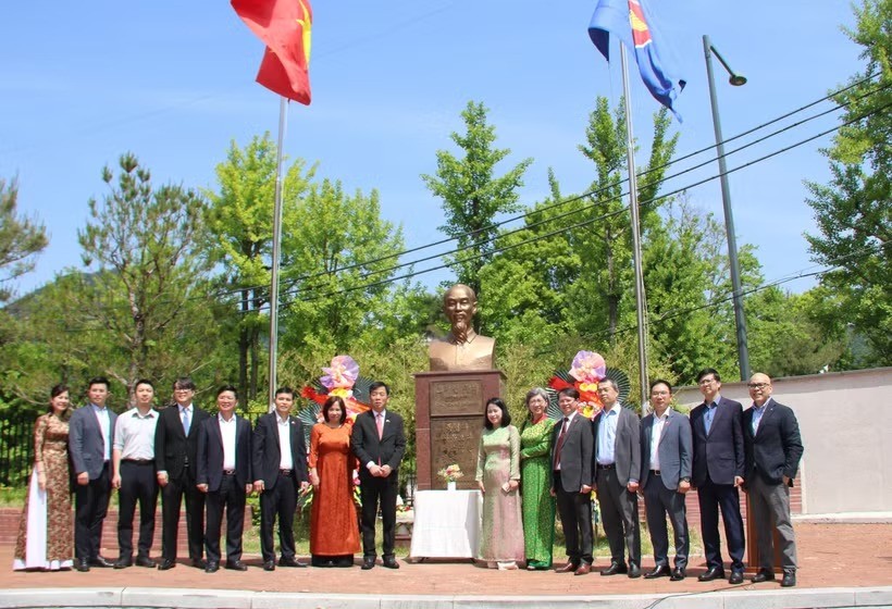 Đại sứ Vũ Hồ cùng cán bộ các cơ quan đại diện Việt Nam tại Hàn Quốc chụp ảnh lưu niệm trước tượng đài Bác Hồ trong khuôn viên Đại sứ quán. (Ảnh: Trường Giang/TTXVN) Đại sứ Vũ Hồ cùng cán bộ các cơ quan đại diện Việt Nam tại Hàn Quốc chụp ảnh lưu niệm trước tượng đài Bác Hồ trong khuôn viên Đại sứ quán. (Ảnh: Trường Giang/TTXVN)