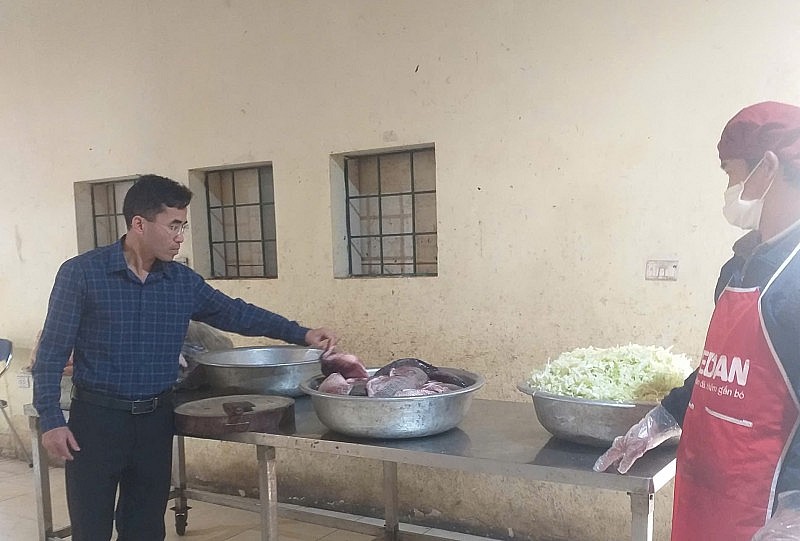 Bữa ăn học đường vùng cao: Giữ an toàn thực phẩm từ căn bếp bán trú Bữa ăn học đường vùng cao: Giữ an toàn thực phẩm từ căn bếp bán trú