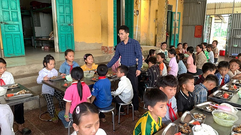 Bữa ăn học đường vùng cao: Giữ an toàn thực phẩm từ căn bếp bán trú Bữa ăn học đường vùng cao: Giữ an toàn thực phẩm từ căn bếp bán trú
