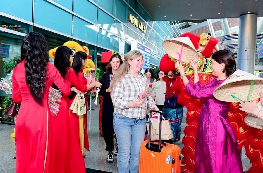 Russian tourists are welcomed at Da Nang International Airport (Photo: Huong Thuy)