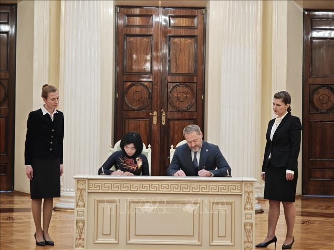 Lễ ký Bản ghi nhớ về hợp tác giữa Hà Nội và St.Petersburg.