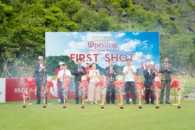 Đại biểu cắt băng khánh thành sân Canyon Course tại Legend Valley Country Club Đại biểu cắt băng khánh thành sân Canyon Course tại Legend Valley Country Club