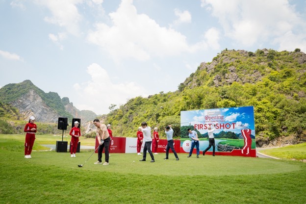 Các lãnh đạo thực hiện nghi thức First Shot khai trương sân Canyon Course tại Legend Valley Country Club Các lãnh đạo thực hiện nghi thức First Shot khai trương sân Canyon Course tại Legend Valley Country Club