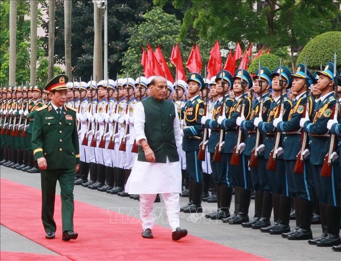 Phó Thủ tướng, Bộ trưởng Quốc phòng Phan Văn Giang và Bộ trưởng Quốc phòng Ấn Độ Rajnath Singh duyệt Đội Danh dự QĐND Việt Nam. Ảnh: Trọng Đức/TTXVN. Phó Thủ tướng, Bộ trưởng Quốc phòng Phan Văn Giang và Bộ trưởng Quốc phòng Ấn Độ Rajnath Singh duyệt Đội Danh dự QĐND Việt Nam. Ảnh: Trọng Đức/TTXVN.