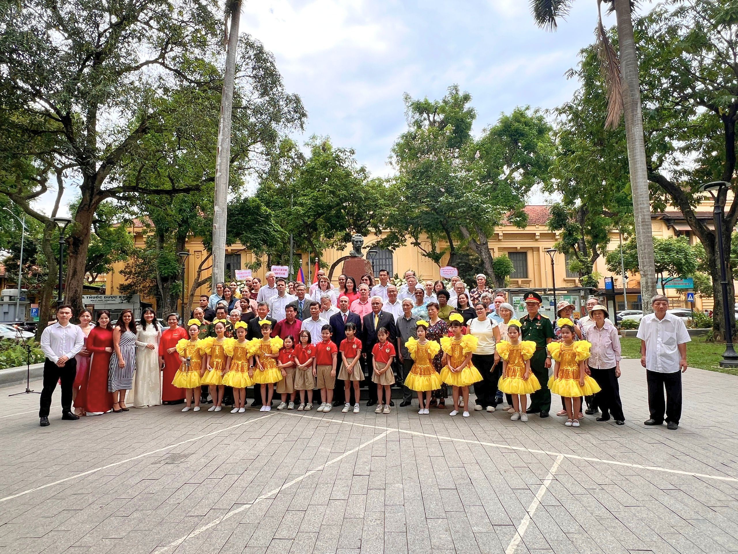 Các đại biểu chụp ảnh lưu niệm. (Ảnh: Hương Giang) Các đại biểu chụp ảnh lưu niệm. (Ảnh: Hương Giang)