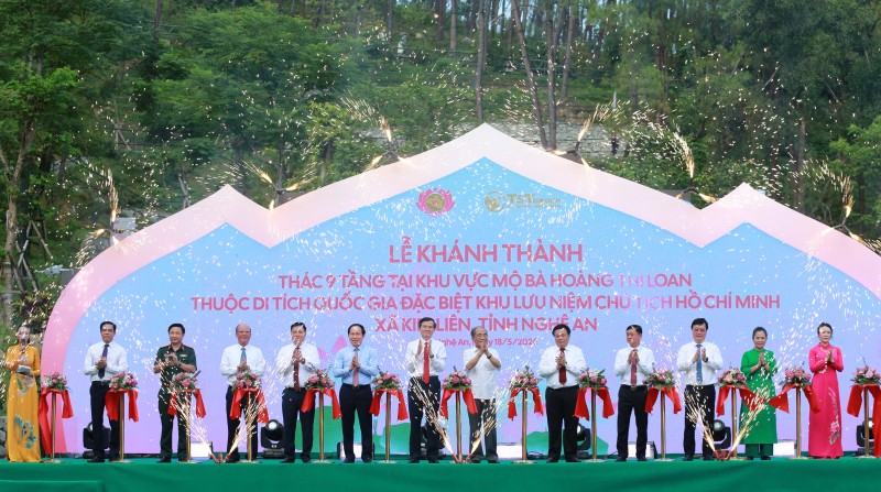 Các đại biểu thực hiện nghi thức cắt băng khánh thành Công trình Thác 9 tầng
