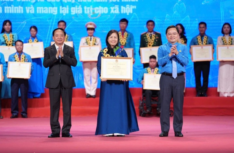 Các đại biểu được tôn vinh tại Lễ biểu dương điển hình tiên tiến học tập và làm theo tư tưởng, đạo đức, phong cách Hồ Chí Minh. (Ảnh: T.L)