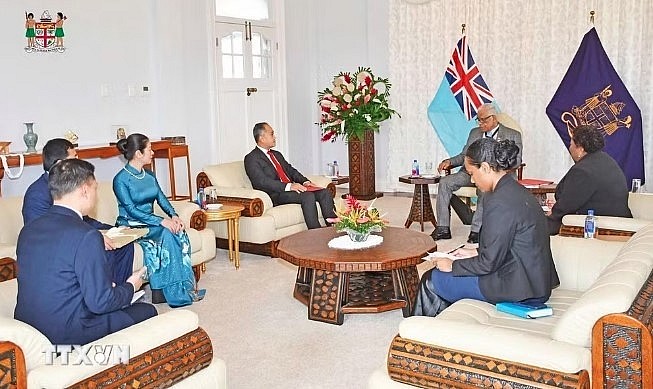 At the meeting between Vietnamese Ambassador to New Zealand and Fiji Phan Minh Giang and Fiji President Ratu Naiqama Tawakecolati Lalabalavu. (Photo: VNA) At the meeting between Vietnamese Ambassador to New Zealand and Fiji Phan Minh Giang and Fiji President Ratu Naiqama Tawakecolati Lalabalavu. (Photo: VNA)