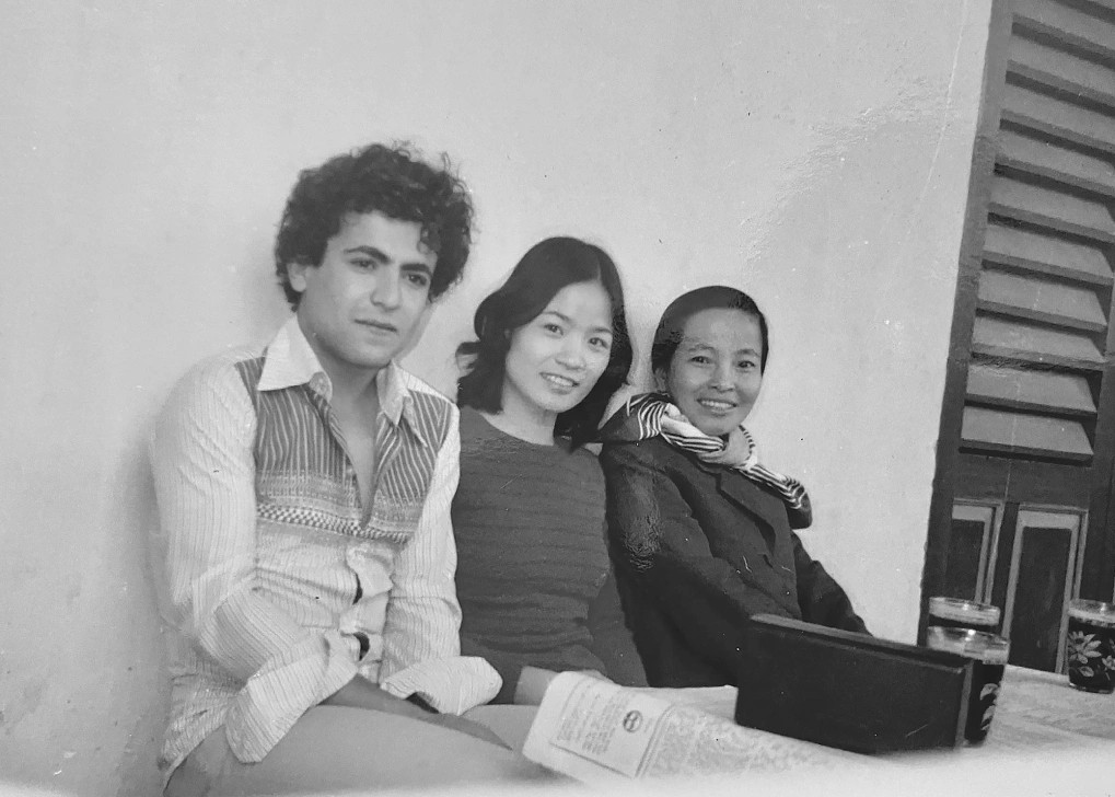 Ông Saadi Salama bên cô Lê Thanh và cô Nguyễn Hạnh - hai cô giáo tiếng Việt của ông tại Hà Nội, năm 1982. Ảnh: Nhã Nam cung cấp