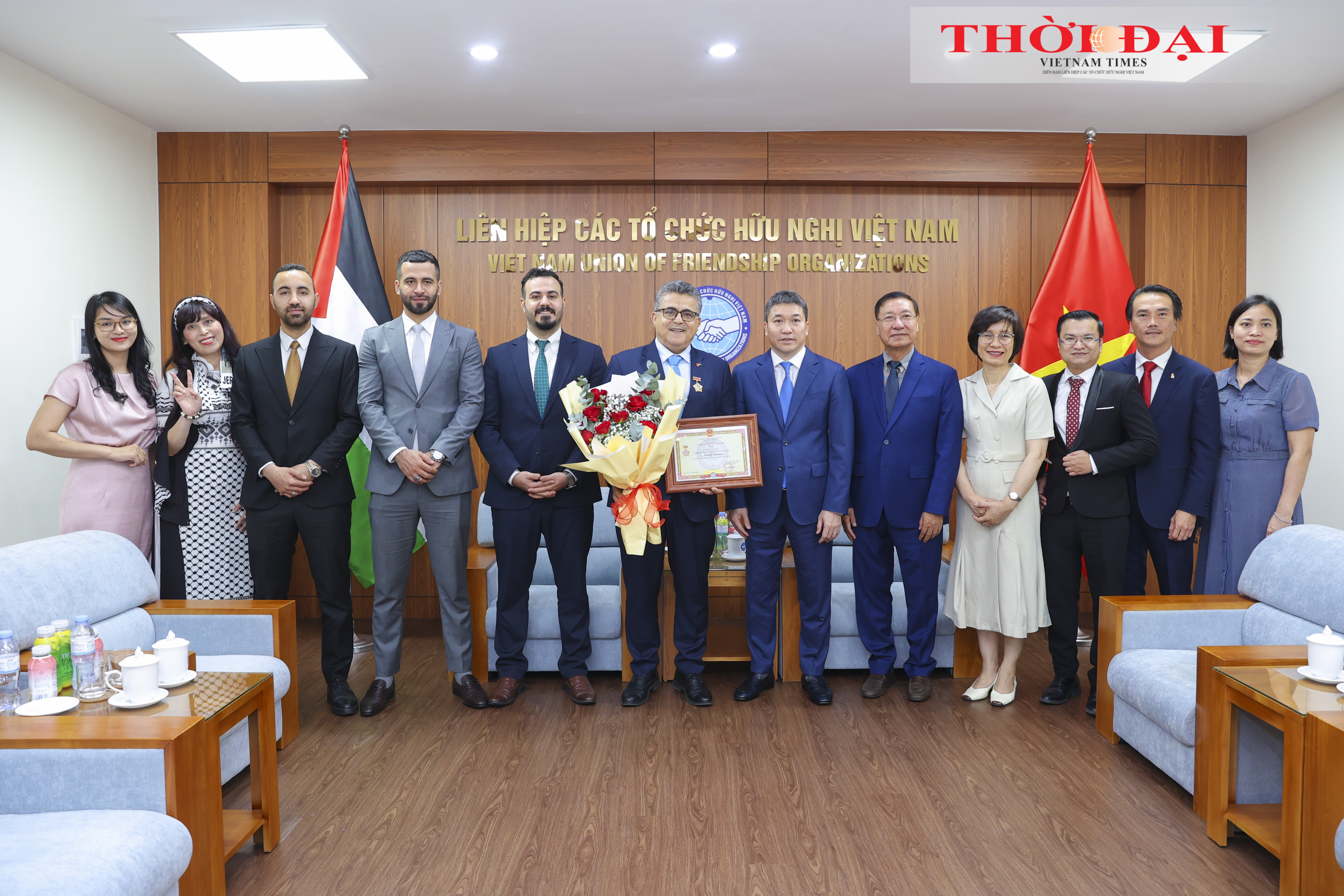 Các đại biểu chụp ảnh lưu niệm. (Ảnh: Đinh Hòa)