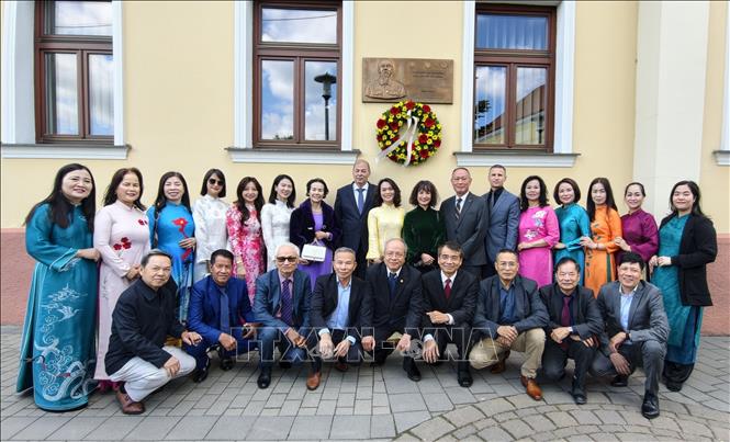 Tưởng nhớ Bác tại nơi ghi dấu quan hệ Việt Nam - Slovakia Chú thích ảnh