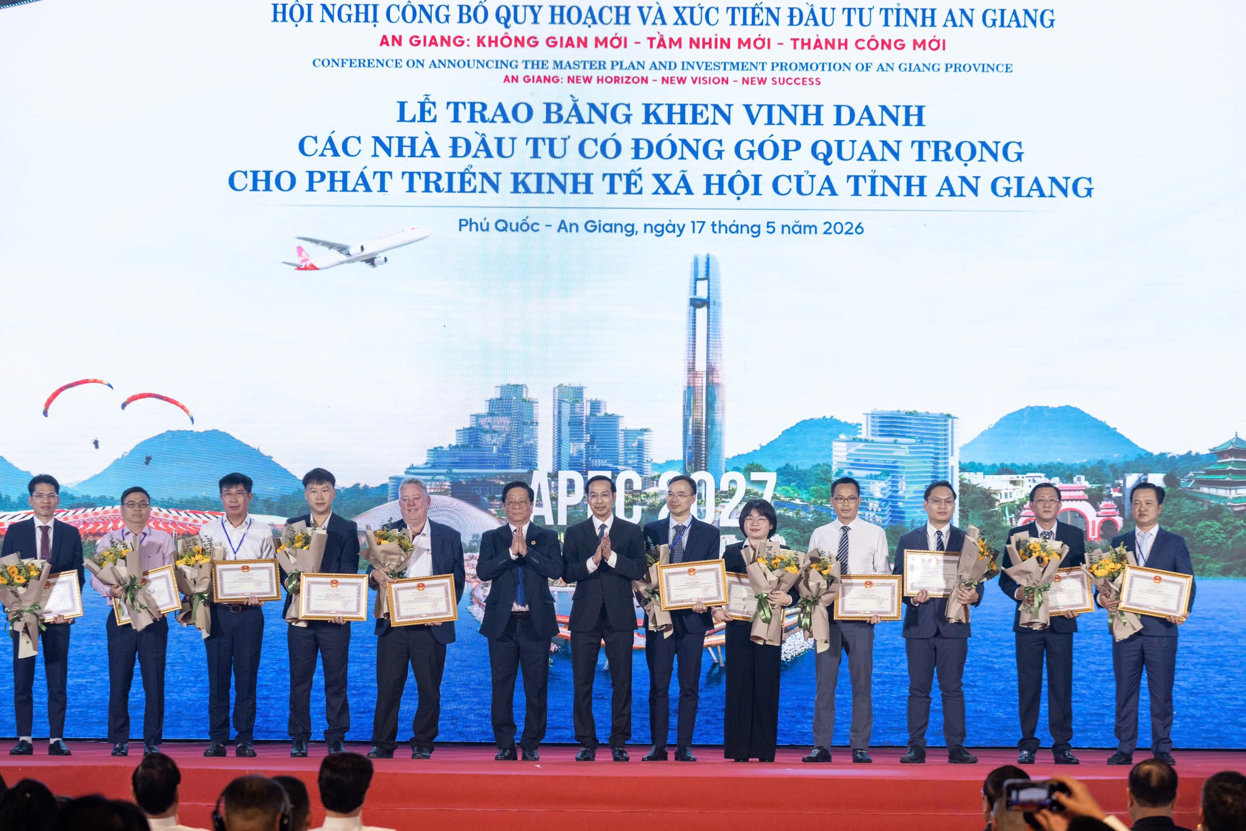 Công ty Cổ phần Xi măng Hà Tiên Kiên Giang (thành viên của Tập đoàn Tân Á Đại Thành) được trao tặng Bằng khen của Chủ tịch UBND tỉnh An Giang Công ty Cổ phần Xi măng Hà Tiên Kiên Giang (thành viên của Tập đoàn Tân Á Đại Thành) được trao tặng Bằng khen của Chủ tịch UBND tỉnh An Giang